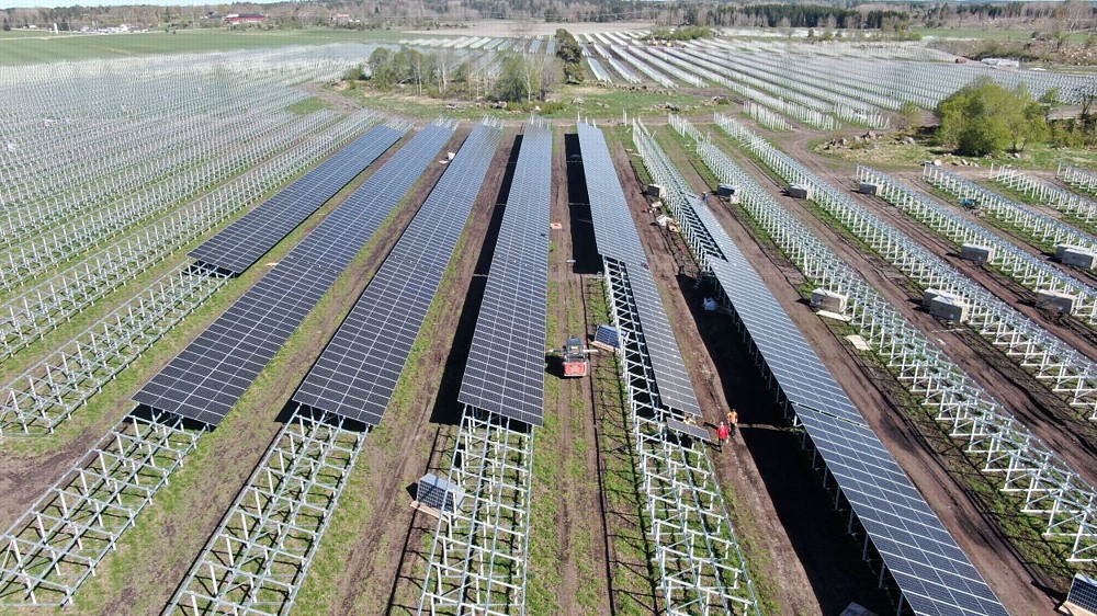 Greenbuddies ve Švédsku staví fotovoltaickou elektrárnu velkou jako 101 fotbalových hřišť